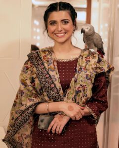 Nimrat Khaira Instagram - It’s getting better,it is 😊😊

📷 @guntazdhillon 
💄 @santosh_makeup_artist @imgeetu
👗 @sethchetna5