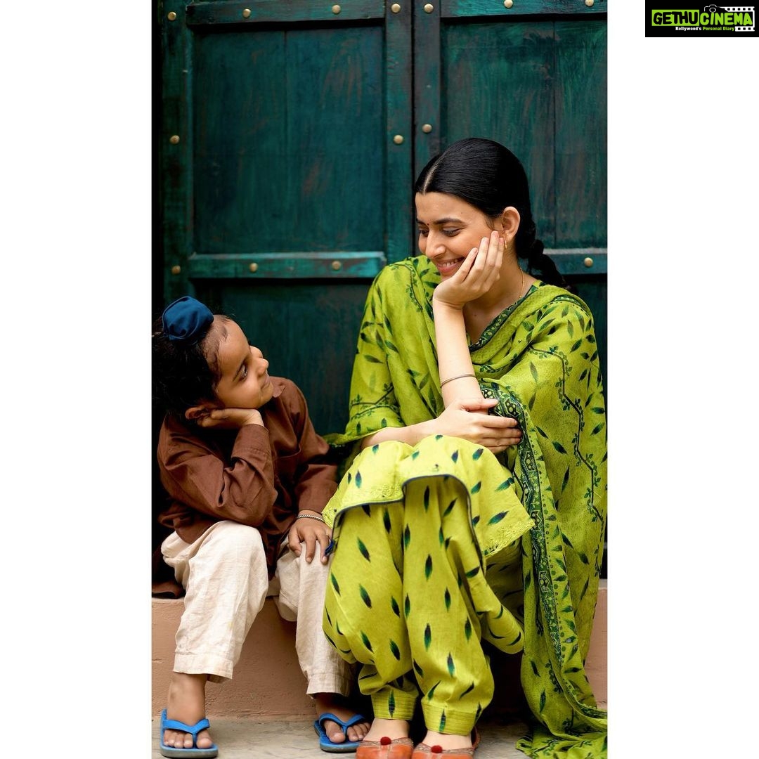 Nimrat Khaira Instagram - ਕਿੰਨੇ ਹੱਸ ਲਏ ਹਾਸੇ,ਤੇ ਕਿੰਨੇ ਰਹਿ ਗਏ ਹਿੱਸੇ ਨਾ ਪੈਣਾ ਇਸ ਗਿਣਤੀ ਦੇ ਵਿੱਚ, ਚਾਅ ਹੋ ਜਾਂਦੇ ਲਿੱਸੇ ਕਦੇ ਕਦਾਈਂ ਬਣ ਜਾਂਦੇ ਨੇ ਮੂੰਹ ਜ਼ੋਰੀ ਦੇ ਕਿੱਸੇ, ਸਾਡੇ ਲਈ ਤਾਂ ਉਹੀਓ ਰੱਬ ਹੈ ਜੋ ਭੀੜ ਪਈ ਤੇ ਦਿੱਸੇ.. J jatt vigad geya 📷 @malkeet_clicks