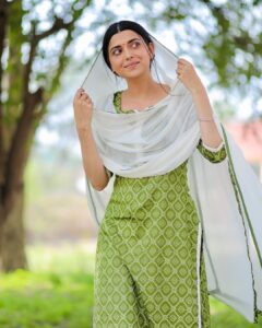 Nimrat Khaira Instagram - Suhe ve cheere waleya ,Ful torrida ,Baaj tere ve mahiya ,Kuj nahi lorrida.... ❤️

📷 @dashmesharts @malkeet_clicks
💄 @imgeetu @santosh_makeup_artist