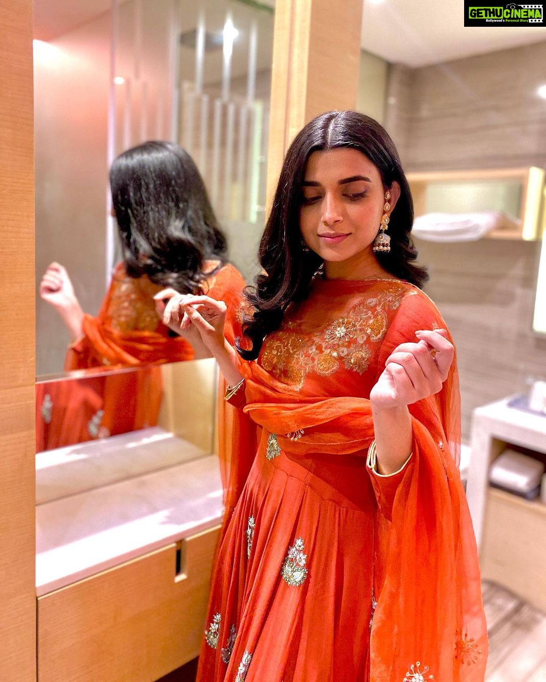 Nimrat Khaira Instagram - Bahut si baatein hain hum ko kehni ..