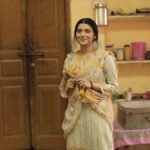 Nimrat Khaira Instagram – “Lafzon ka istemal hifazat se kijiye ,kuoki yeh tarbiyat ka behtreen saboot hote hain “
-Unknown