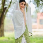 Nimrat Khaira Instagram - Suhe ve cheere waleya ,Ful torrida ,Baaj tere ve mahiya ,Kuj nahi lorrida.... ❤️ 📷 @dashmesharts @malkeet_clicks 💄 @imgeetu @santosh_makeup_artist