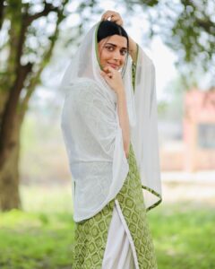 Nimrat Khaira Instagram - Suhe ve cheere waleya ,Ful torrida ,Baaj tere ve mahiya ,Kuj nahi lorrida.... ❤️

📷 @dashmesharts @malkeet_clicks
💄 @imgeetu @santosh_makeup_artist