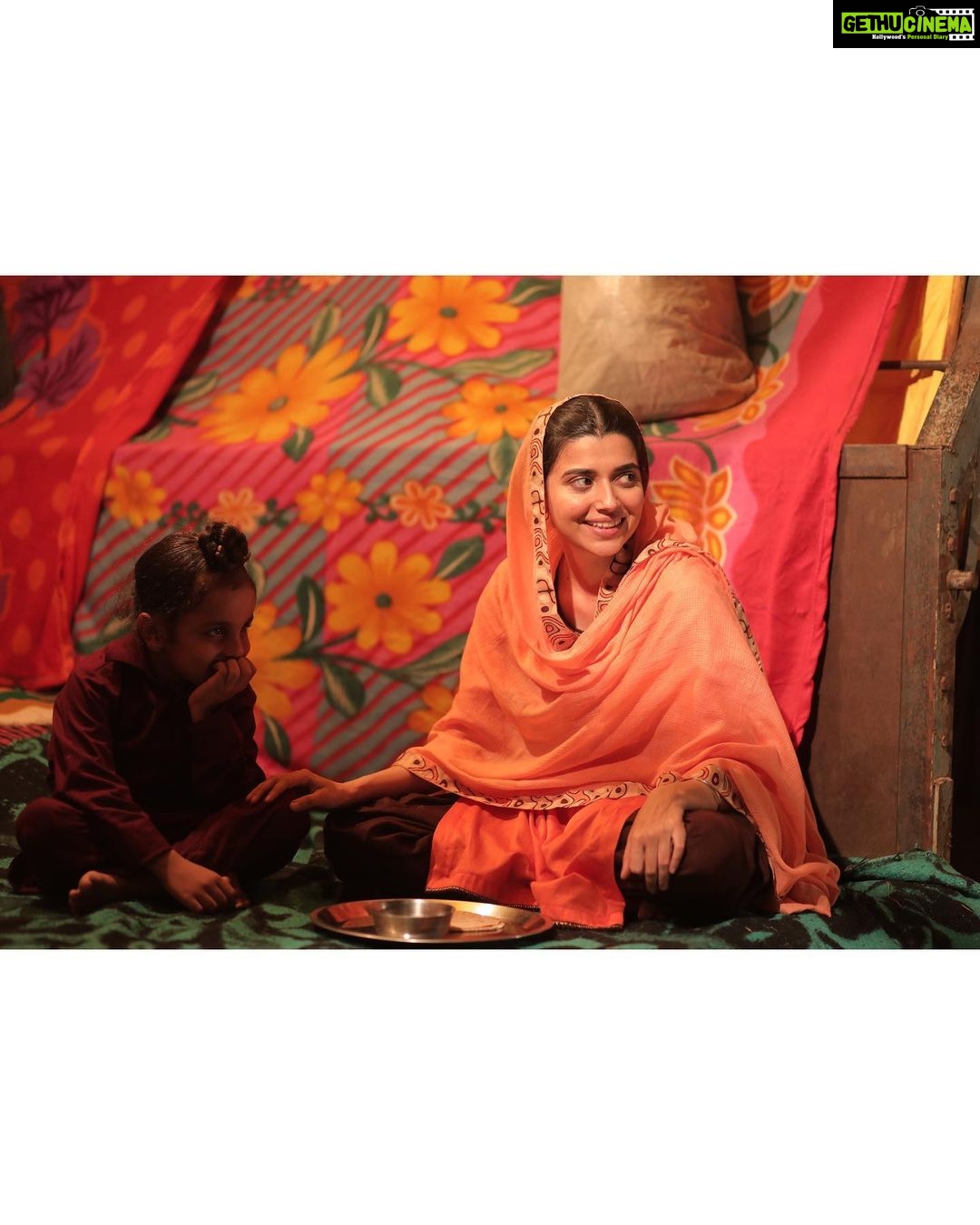 Nimrat Khaira Instagram - BEST ACTRESS PTC Punjabi Film awards 2022 ❤️ Tuhada sab da bhut bhut dhanvaad ♥️ Teeja Punjab di sari team da bhut dhanvaad @amberdeepsingh @sandy24fps @khushbirmakna @nirmalrishiofficial @aditidevsharma @official_guri_ghuman … Meri sari team @brownstudios1 @harwindersidhu @jasscheemaa @ranasidhu_1 @gagan_chahel @imgeetu @santosh_makeup_artist #sanju da bhut bhut dhanvaad . Gratitude 🤍