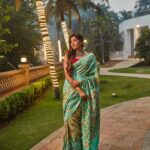 Nimrit Kaur Ahluwalia Instagram - On the cover of @fablookmagazine Wearing this stunning saree from @bandhanitraditionbyahasan jewels from @regalia_ornaments styled by @milliarora7777 Editor & Founder @milliarora7777 @ankkit.chadha2222 Mua @meerabhandarimakeovers Hair @amuthevar Assistant stylist @styled_by_tanisha Shot by @tanvivoraphotography Location courtesy @westinmumbaipowai PR @picturenkraftofficial @parulchalwa9