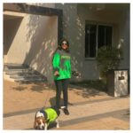 Nimrit Kaur Ahluwalia Instagram - //twinning with my fav boy 💚 🐶 📸: @inderpreetkaurahluwalia #famjam #noahienemo #nimritahluwalia