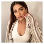 Nimrit Kaur Ahluwalia Instagram - “What is stronger than the human heart which shatters over and over and still lives.” - @rupikaur_ 🦋 📸: @mesmahirising 💄: @amitrajput_mua #nimritahluwalia