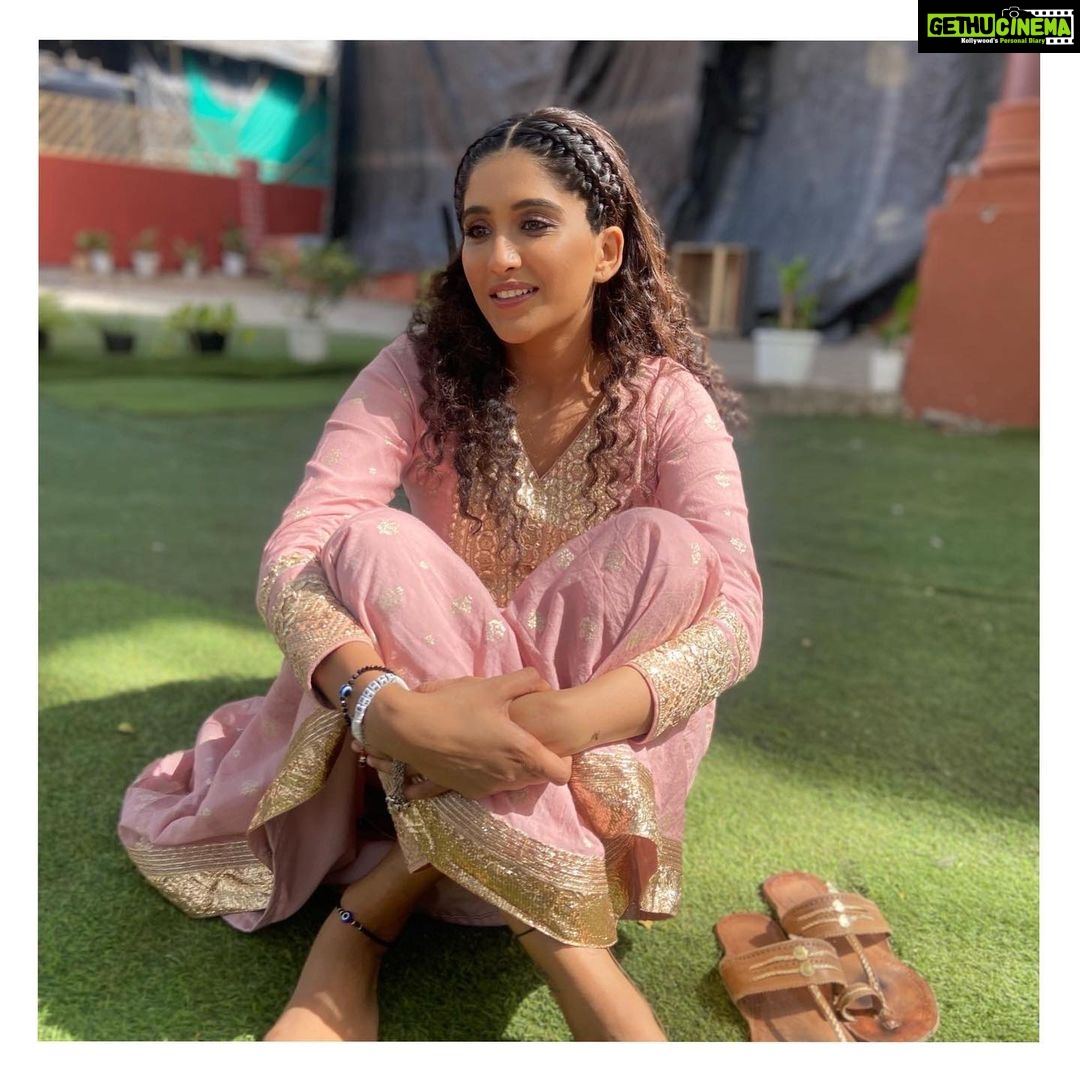 Nimrit Kaur Ahluwalia Instagram - sun kissed ft. vada pav faces 👻♥️🙇🏻♀️