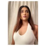 Nimrit Kaur Ahluwalia Instagram - “What is stronger than the human heart which shatters over and over and still lives.” - @rupikaur_ 🦋 📸: @mesmahirising 💄: @amitrajput_mua #nimritahluwalia
