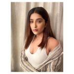 Nimrit Kaur Ahluwalia Instagram - “What is stronger than the human heart which shatters over and over and still lives.” - @rupikaur_ 🦋 📸: @mesmahirising 💄: @amitrajput_mua #nimritahluwalia