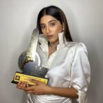 Nimrit Kaur Ahluwalia Instagram - SO grateful 🥰 Best Talent of Indian Television at the #internationaliconicawards2021 #season7 Congratulations to the entire team 🤗🧿 Styled By: @janviturakhia Makeup By: @amitrajput_mua Hair By: @iamshamim2608 Outfit By: @do_nutshoney Jewellery By: @karishma.joolry Photographed By: @mesmahirising #happyhighs #nimritahluwalia