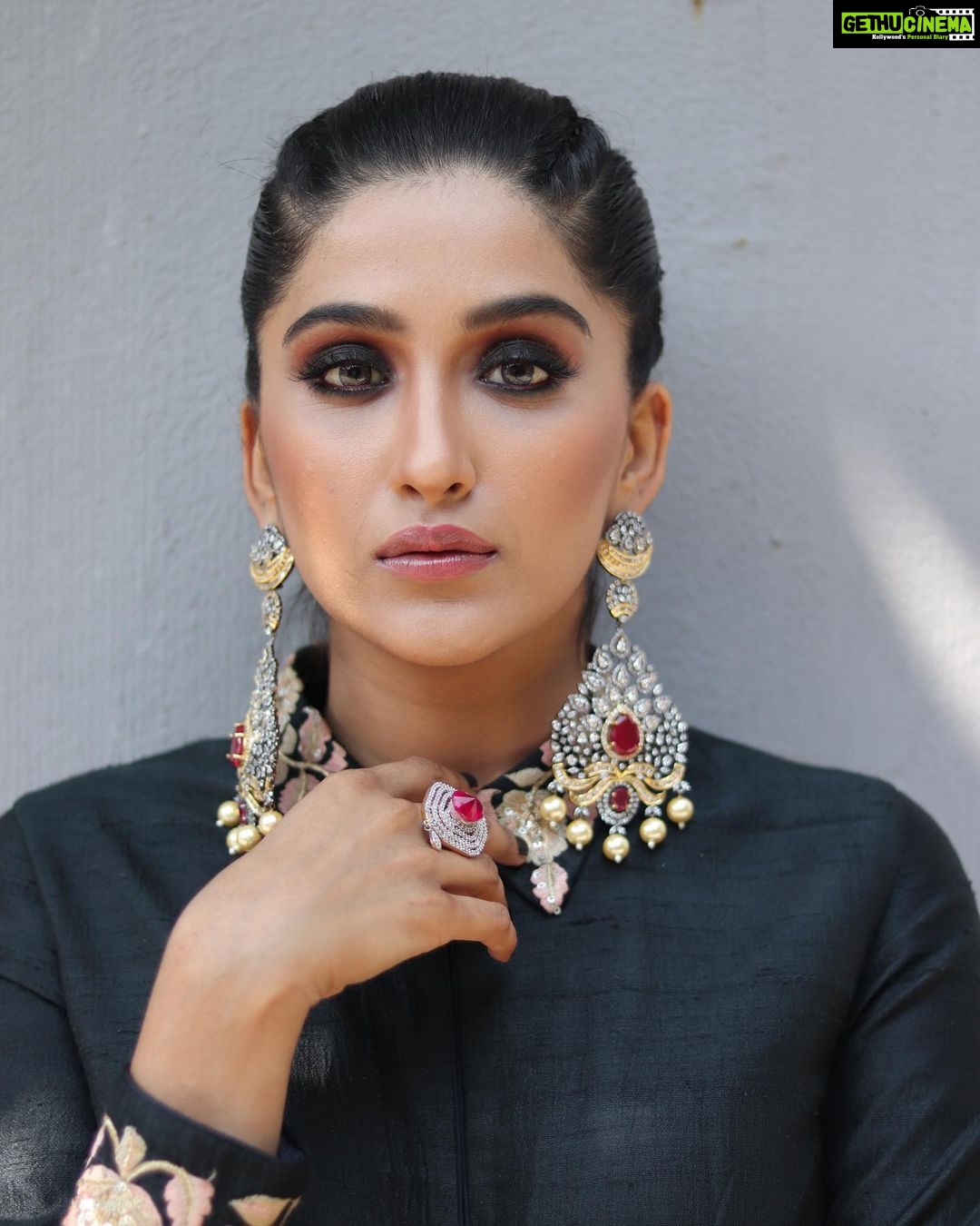 Nimrit Kaur Ahluwalia Instagram - dancing with the shadows 🌞 Photograph By: @valentinophotography.13 Makeup By: @amitrajput_mua Hair By: @iamshamim2608 Styled By: @anirban.haldar #shadowsandlight #nimritahluwalia