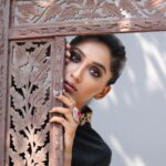 Nimrit Kaur Ahluwalia Instagram - dancing with the shadows 🌞 Photograph By: @valentinophotography.13 Makeup By: @amitrajput_mua Hair By: @iamshamim2608 Styled By: @anirban.haldar #shadowsandlight #nimritahluwalia