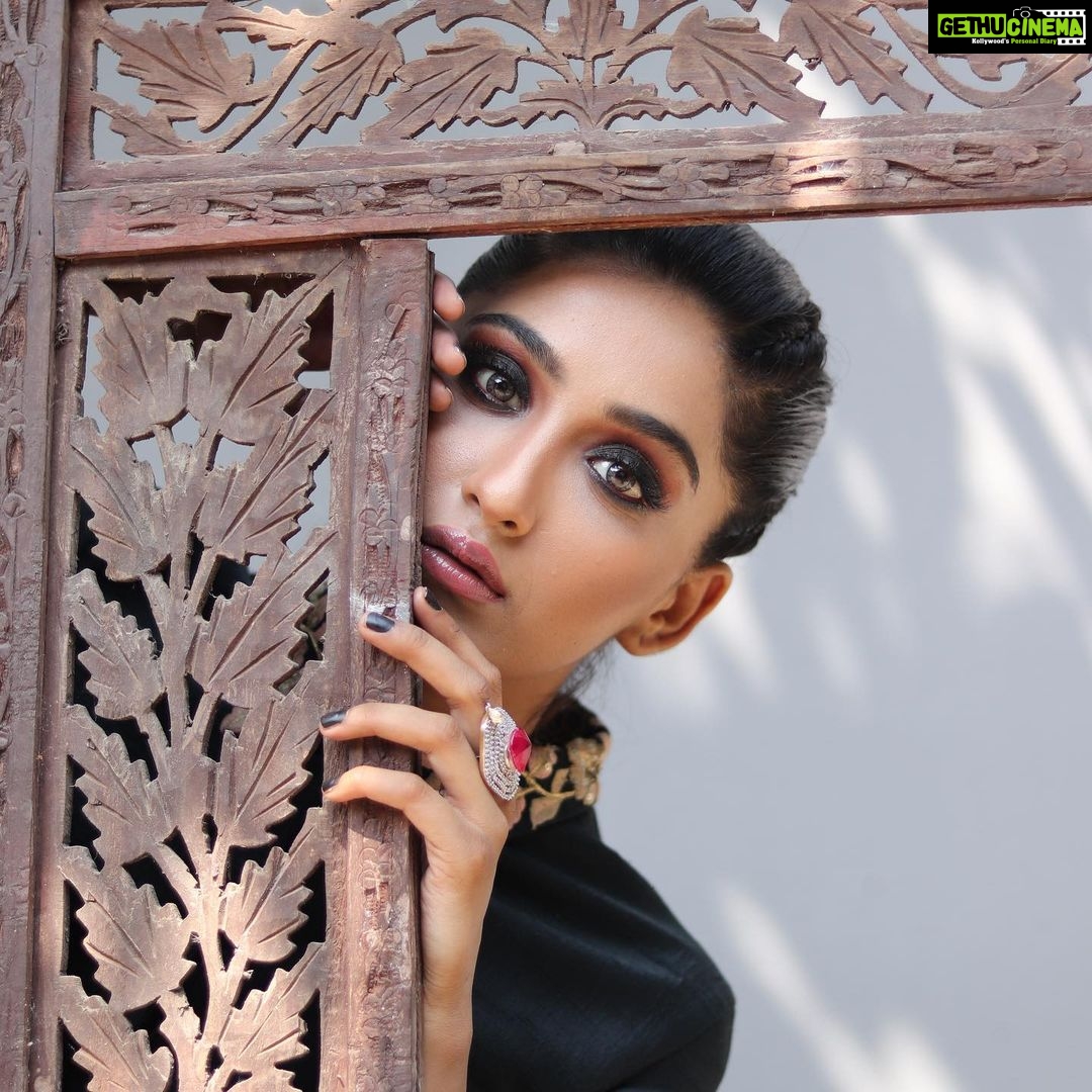 Nimrit Kaur Ahluwalia Instagram - dancing with the shadows 🌞 Photograph By: @valentinophotography.13 Makeup By: @amitrajput_mua Hair By: @iamshamim2608 Styled By: @anirban.haldar #shadowsandlight #nimritahluwalia