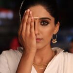 Nimrit Kaur Ahluwalia Instagram - 🌗 Makeup By: @amitrajput_mua Photograph By: @valentinophotography.13 Hair By: @iamshamim2608 #nimritahluwalia