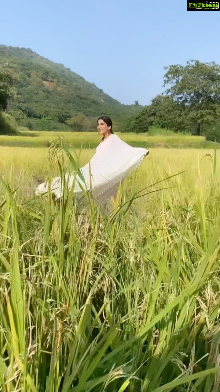 Nimrit Kaur Ahluwalia Instagram - Expectation V Reality 🌻 // here’s bringing to you a glimpse of our mischief ( @prabhatrawat75 & I ) & @jaladhsharma sir’s disappointment 🙊🙈 #nimritahluwalia #bts #expectationsvsreality