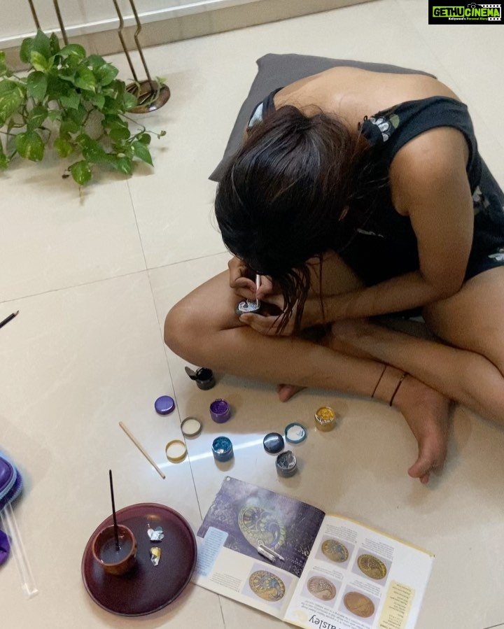 Nimrit Kaur Ahluwalia Instagram - Back in school I was always envious of the kids who were great at drawing & painting. I have never been good at it & well, let’s just say the envy continues to exist. // spent the night painting my first 🎨 #stonepainting #metallicpaints #oilyhairdontcare #midnightshenangins #thingstodoforself