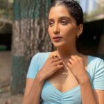 Nimrit Kaur Ahluwalia Instagram – sunshine catcher ☀️ 
📸: @amitrajput_mua 
#sunshinelove 
#nimritahluwalia