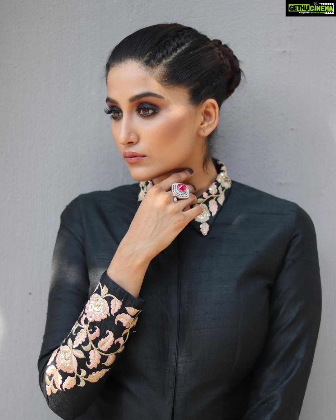 Nimrit Kaur Ahluwalia Instagram - dancing with the shadows 🌞 Photograph By: @valentinophotography.13 Makeup By: @amitrajput_mua Hair By: @iamshamim2608 Styled By: @anirban.haldar #shadowsandlight #nimritahluwalia