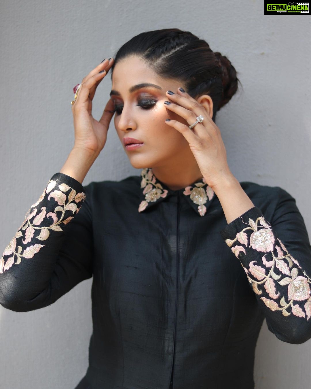 Nimrit Kaur Ahluwalia Instagram - dancing with the shadows 🌞 Photograph By: @valentinophotography.13 Makeup By: @amitrajput_mua Hair By: @iamshamim2608 Styled By: @anirban.haldar #shadowsandlight #nimritahluwalia