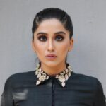 Nimrit Kaur Ahluwalia Instagram - dancing with the shadows 🌞 Photograph By: @valentinophotography.13 Makeup By: @amitrajput_mua Hair By: @iamshamim2608 Styled By: @anirban.haldar #shadowsandlight #nimritahluwalia