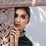 Nimrit Kaur Ahluwalia Instagram - dancing with the shadows 🌞 Photograph By: @valentinophotography.13 Makeup By: @amitrajput_mua Hair By: @iamshamim2608 Styled By: @anirban.haldar #shadowsandlight #nimritahluwalia