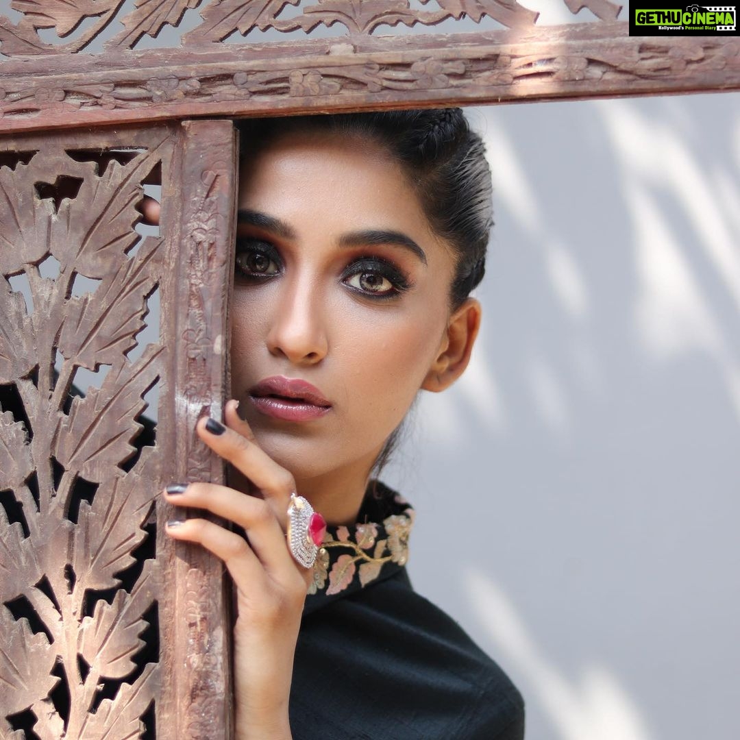 Nimrit Kaur Ahluwalia Instagram - dancing with the shadows 🌞 Photograph By: @valentinophotography.13 Makeup By: @amitrajput_mua Hair By: @iamshamim2608 Styled By: @anirban.haldar #shadowsandlight #nimritahluwalia