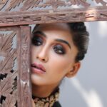 Nimrit Kaur Ahluwalia Instagram - dancing with the shadows 🌞 Photograph By: @valentinophotography.13 Makeup By: @amitrajput_mua Hair By: @iamshamim2608 Styled By: @anirban.haldar #shadowsandlight #nimritahluwalia