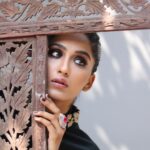 Nimrit Kaur Ahluwalia Instagram - dancing with the shadows 🌞 Photograph By: @valentinophotography.13 Makeup By: @amitrajput_mua Hair By: @iamshamim2608 Styled By: @anirban.haldar #shadowsandlight #nimritahluwalia