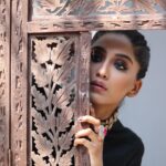 Nimrit Kaur Ahluwalia Instagram - dancing with the shadows 🌞 Photograph By: @valentinophotography.13 Makeup By: @amitrajput_mua Hair By: @iamshamim2608 Styled By: @anirban.haldar #shadowsandlight #nimritahluwalia