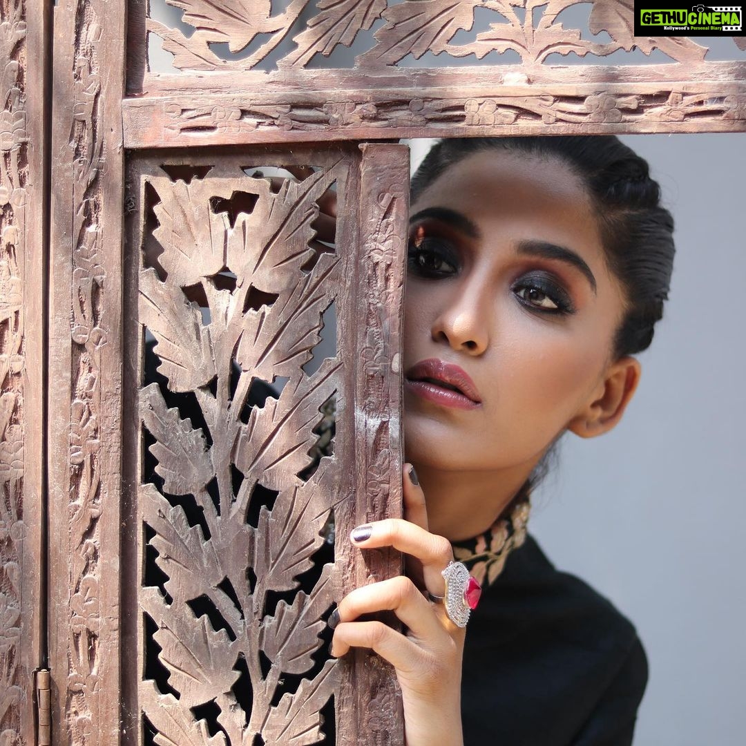 Nimrit Kaur Ahluwalia Instagram - dancing with the shadows 🌞 Photograph By: @valentinophotography.13 Makeup By: @amitrajput_mua Hair By: @iamshamim2608 Styled By: @anirban.haldar #shadowsandlight #nimritahluwalia