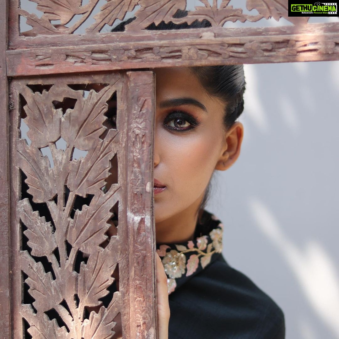 Nimrit Kaur Ahluwalia Instagram - dancing with the shadows 🌞 Photograph By: @valentinophotography.13 Makeup By: @amitrajput_mua Hair By: @iamshamim2608 Styled By: @anirban.haldar #shadowsandlight #nimritahluwalia