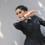 Nimrit Kaur Ahluwalia Instagram - dancing with the shadows 🌞 Photograph By: @valentinophotography.13 Makeup By: @amitrajput_mua Hair By: @iamshamim2608 Styled By: @anirban.haldar #shadowsandlight #nimritahluwalia