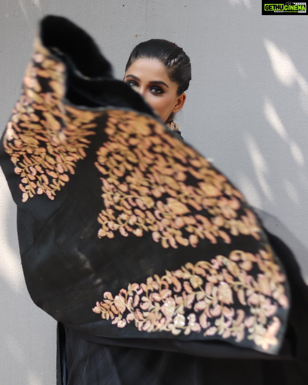 Nimrit Kaur Ahluwalia Instagram - dancing with the shadows 🌞 Photograph By: @valentinophotography.13 Makeup By: @amitrajput_mua Hair By: @iamshamim2608 Styled By: @anirban.haldar #shadowsandlight #nimritahluwalia