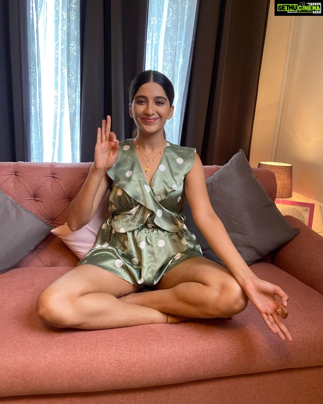 Nimrit Kaur Ahluwalia Instagram - idhar udhar ki batein… ….wagera wagera !! #nimritahluwalia Makeup By: @amitrajput_mua