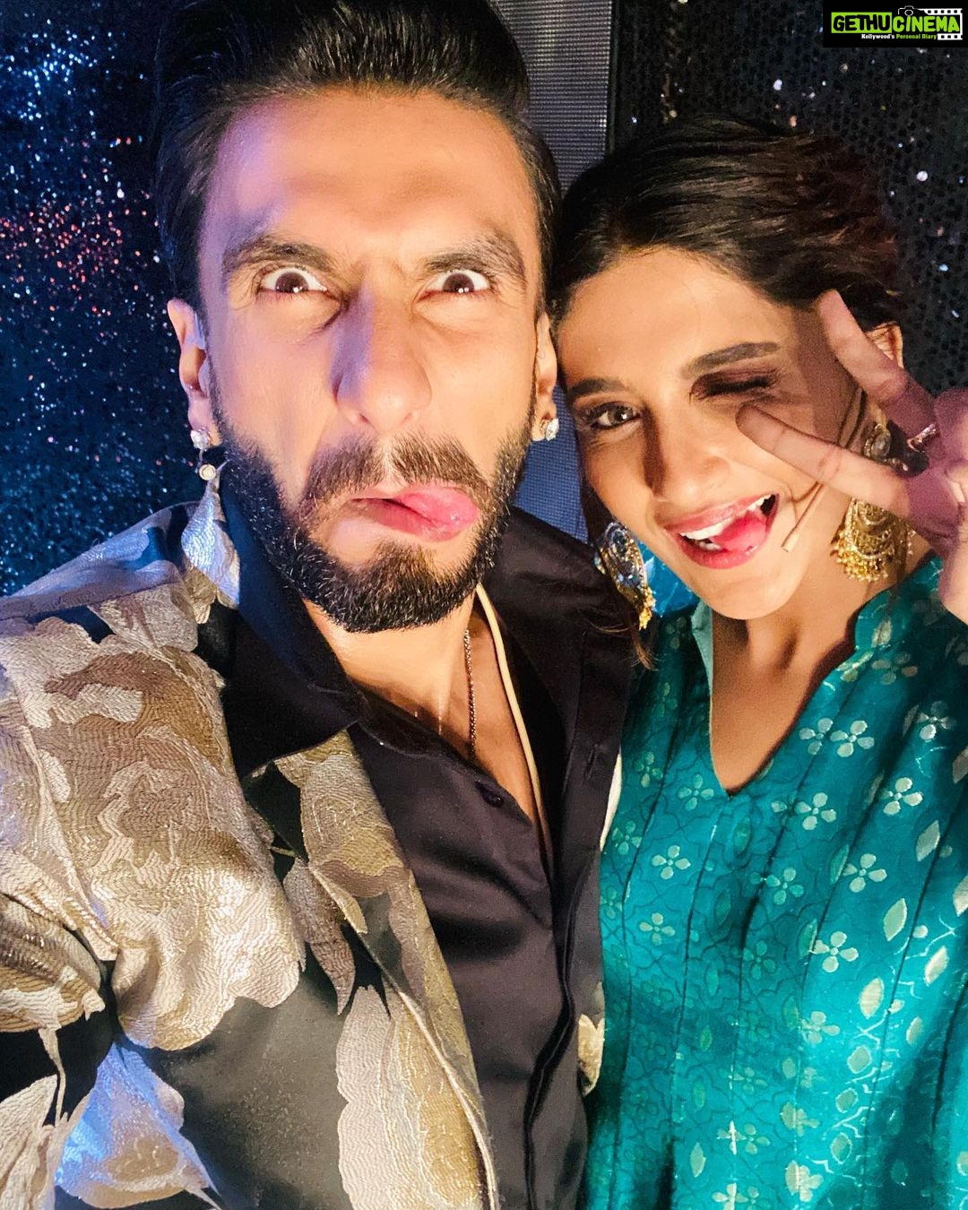 Nimrit Kaur Ahluwalia Instagram - Are you guys as excited as me to catch our favourite @ranveersingh tonight? Don’t forget to watch #TheBigPicture only on @colorstv ♥️🍿💃🏼 #ranveersingh #nimritahluwalia #grabyourpopcornnow