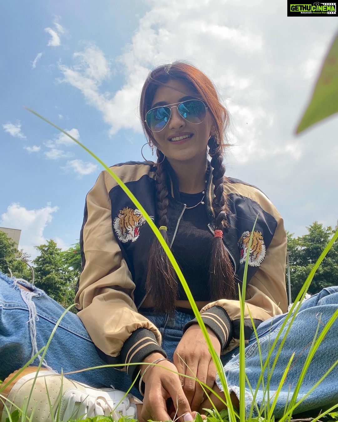 Nimrit Kaur Ahluwalia Instagram - sunshine, love and faith 🌻