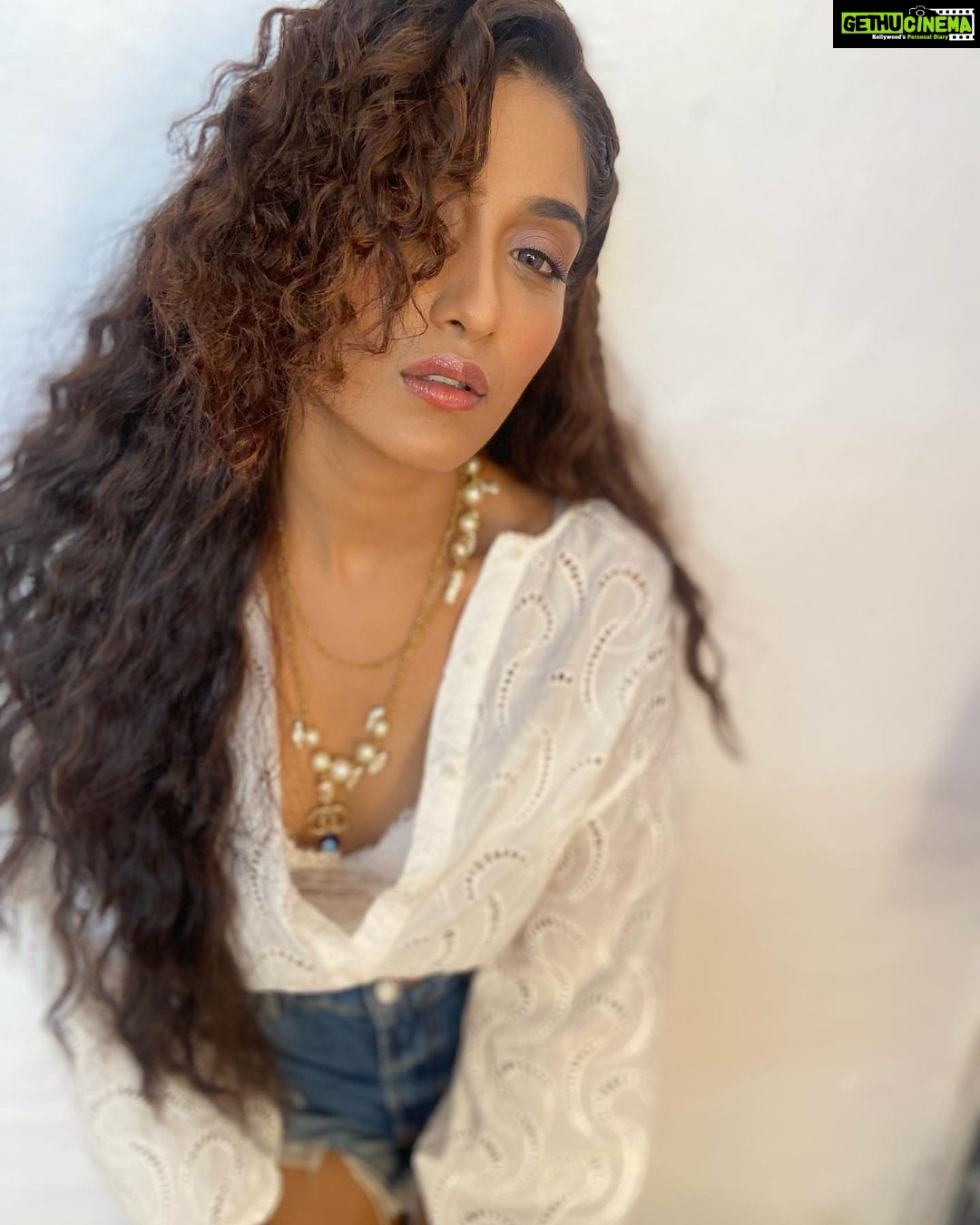 Nimrit Kaur Ahluwalia Instagram - 🐱 📸: @amitrajput_mua