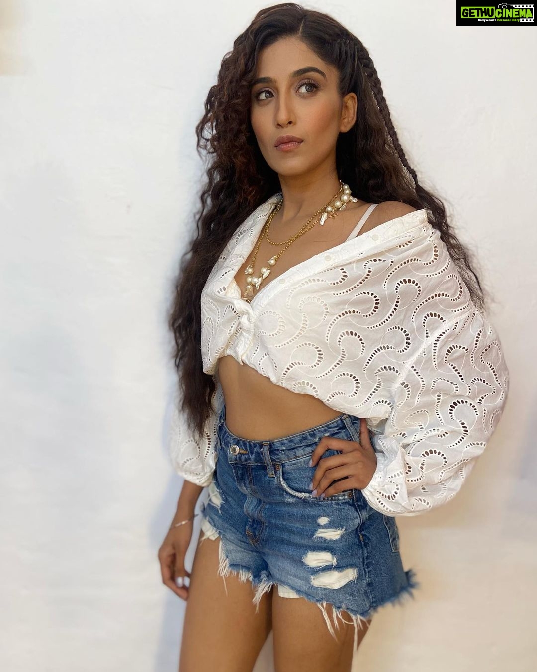Nimrit Kaur Ahluwalia Instagram - 🐱 📸: @amitrajput_mua