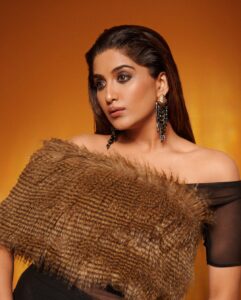 Nimrit Kaur Ahluwalia Instagram - // believe it until you can see it ☀️ Styled By: @natashaabothra Team: @mausmi_mitra_ Outfit: @rinadhaka Rings: @tuluaindia Shoes: @hypeshoes.in Photographer: @ashish_ojha_photography // wearing @rinadhaka for Lakme Fashion Week was absolute joy 💛