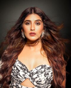 Nimrit Kaur Ahluwalia Instagram - Boo 👻 Styled By: @natashaabothra Team: @mausmi_mitra_ @dhwaniivithalani_22 Outfit: @ranbirmukherjeeofficial Earrings: @GoldenByRee Shoes: @hypeshoes.in Photographer: @ashish_ojha_photography