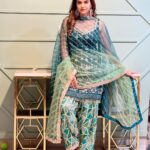 Nisha Bano Instagram - ਸਮਾਂ ਵੀ ਝੁਕਜੂ ਤੂੰ ਮੂਹਰੇ ਅੜ੍ਹ ਕੇ ਤਾਂ ਦੇਖ | ਸਵਾਦ ਬਹੁਤ ਆਉਂਦਾ ਸੱਚੀਂ ਤੂੰ ਜਿੰਦਗੀ ਨਾਲ ਲੜ ਕੇ ਤਾਂ ਦੇਖ l❤️ beautiful suit by @guntazsilkstore ❤️#nishabano #punjabisuits