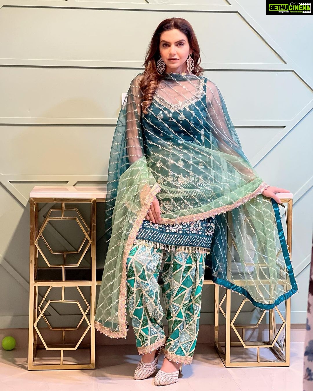 Nisha Bano Instagram - ਸਮਾਂ ਵੀ ਝੁਕਜੂ ਤੂੰ ਮੂਹਰੇ ਅੜ੍ਹ ਕੇ ਤਾਂ ਦੇਖ | ਸਵਾਦ ਬਹੁਤ ਆਉਂਦਾ ਸੱਚੀਂ ਤੂੰ ਜਿੰਦਗੀ ਨਾਲ ਲੜ ਕੇ ਤਾਂ ਦੇਖ l❤️ beautiful suit by @guntazsilkstore ❤️#nishabano #punjabisuits