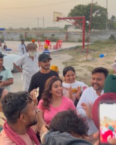 Nisha Bano Instagram - Bhut vadiya laga #nimainsasskutni movie de set te ❤️ sareya Nal kam karke bhut Mazza aya Thanku @mohitbanwait @tanvinagi.official @iammehtabvirk @anitadevgan101 mam @harbysangha JI @ n whole team ♥️ wrap up 🎬🎬🎬