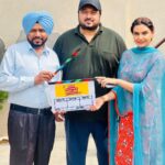 Nisha Bano Instagram - Sukar Rabba 🤲🏻🙏🏻 new movie ❤️ Smeep Kang Productions & Taqdeer Productions Present #MereGharwaleDiBaharwali Cast- Karamjit Anmol, Ihana Dhillon & Nisha Bano Produced by- Smeep Kang & Sourabh Rana Directed by- Navjit Singh #KaramjitAnmol #SmeepKang #IhanaDhillon #NishaBano #SourabhRana #NavjitSingh #SmeepKangProductions #TaqdeerProductions #MGB