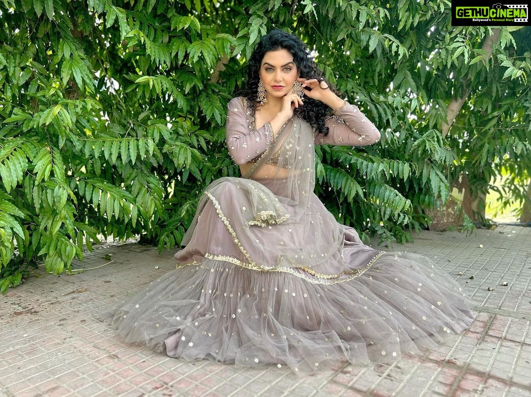 Nisha Bano Instagram - 🌸🌸 #nishabano 🌸🌸 outfit by @scarlet_by_shrutijamaal ❤️