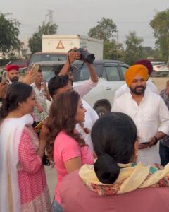 Nisha Bano Instagram - Bhut vadiya laga #nimainsasskutni movie de set te ❤️ sareya Nal kam karke bhut Mazza aya Thanku @mohitbanwait @tanvinagi.official @iammehtabvirk @anitadevgan101 mam @harbysangha JI @ n whole team ♥️ wrap up 🎬🎬🎬