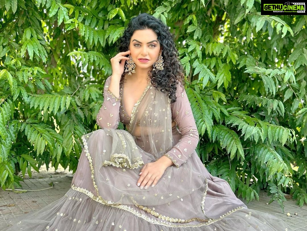 Nisha Bano Instagram - 🌸🌸 #nishabano 🌸🌸 outfit by @scarlet_by_shrutijamaal ❤️