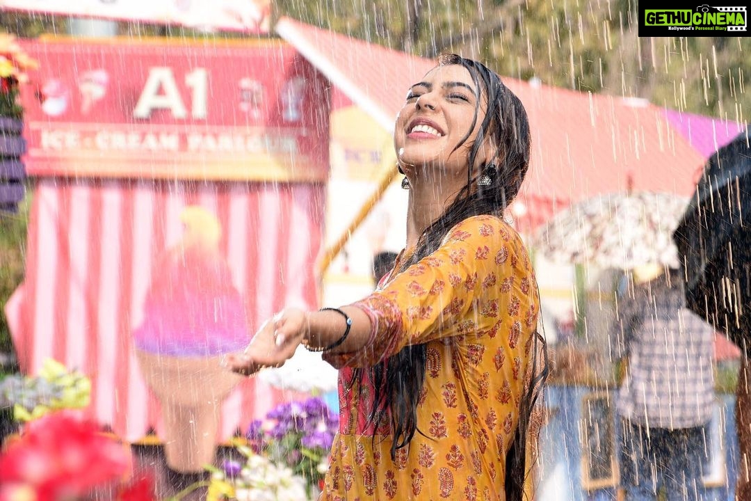Niti Taylor Instagram - The secret to a rich life is to have more beginnings than endings 😇❤️ I’m starting another new chapter in my life with BALH 2… I am so grateful for this opportunity and hope to continue to put in my hardwork and do my best! @ektarkapoor @balajitelefilmslimited @muktadhond @shreya_nehal @shilpasanghv @muzzudesai @sameer_ahluwalia @rimzhimsain @s.k.yshows Looking forward to being loved by all of you!! 🤗❤️❤️ Dekhiye #BadeAchheLagteHain2 ki ek nayi kahaani, aaj raat 8 baje sirf #SonyEntertainmentTelevision par! @sonytvofficial