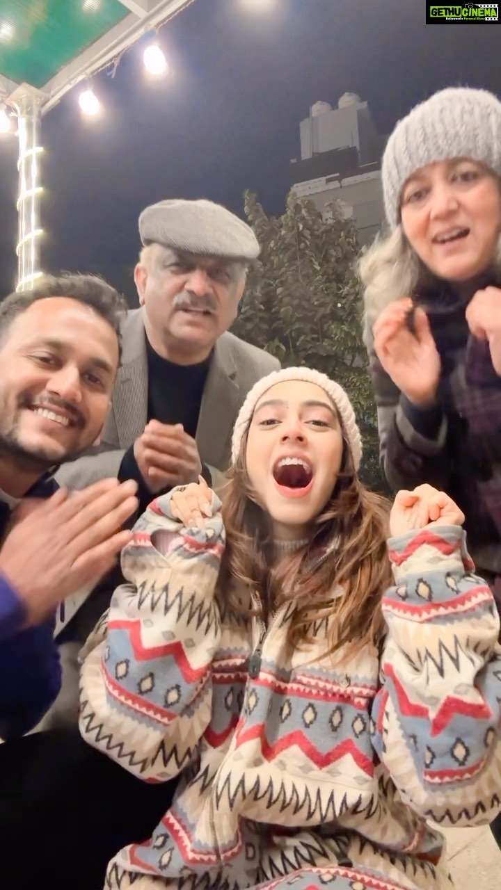 Niti Taylor Instagram - Ufffff thandiiiiiii🥶🥶 Oooooooo aaaaaaaaaa!!! We got it in the end 🫣 #trendingreels #reelitfeelit #instagramreels #reelsinstagram #reelsindia #tayreels #nititaylor #gurgaon #winter#tayreels